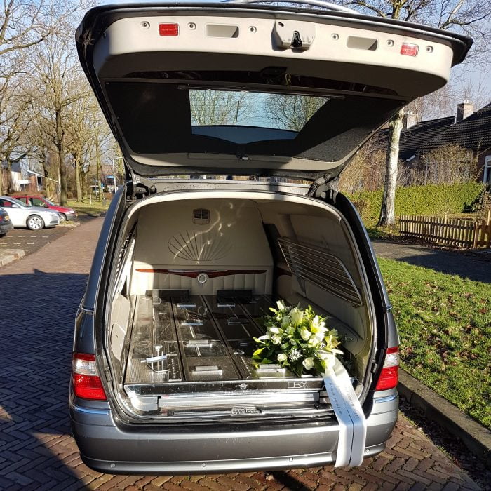 rouwauto Twijzel